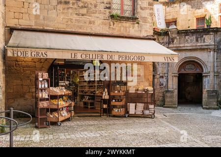 Sarlat-la-Caneda, Nouvelle-Aquitaine, France - 4 avril 2024 : des produits locaux traditionnels sont exposés à l'extérieur d'un magasin à Sarlat-la-Caneda dans le DO Banque D'Images