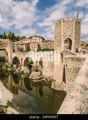 Historique Pont de Besalú se prélasser au soleil (Catalogne, Espagne) Banque D'Images