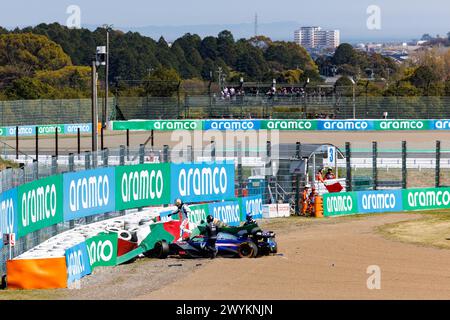 Suzuka, Japon. 07 avril 2024. SUZUKA, JAPON, 7. AVRIL 2024 ; juste après le DÉPART DE la course, Daniel Ricciardo (AUS) de Team Racing Bull et Alexander Albon (THA) de Williams F1 s'écrasent au troisième tour du tour d'ouverture lors du Grand Prix de F1 DU JAPON de formule 1 2024. Circuit du Grand Prix DE SUZUKA, formule 1 - redevable image, photo et copyright © Mark PETERSON/ATP images (PETERSON Mark /ATP/SPP) crédit : SPP Sport Press photo. /Alamy Live News Banque D'Images