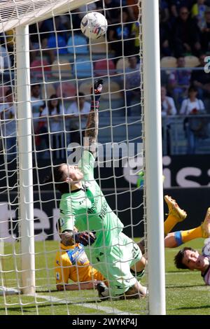 Frosinone, Latium, Italie. 7 avril 2024. STEFANO TURATI, gardien de la SSC Frosinone, réalise un arrêt contre le Bologna FC lors de l'action de Serie A italienne au Stadio Stirpe. (Crédit image : © Ciro de Luca/ZUMA Press Wire) USAGE ÉDITORIAL SEULEMENT! Non destiné à UN USAGE commercial ! Banque D'Images