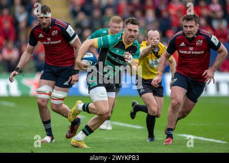Tom James de Northampton court avec le ballon lors de la Coupe des Champions Investec, Round of 16 match entre les Northampton Saints et Munster Rugby au Cinch Stadium @ Franklin's Gardens à Northampton, Angleterre, Royaume-Uni le 7 avril 2024 (photo by Andrew SURMA/ Credit : Sipa USA/Alamy Live News Banque D'Images