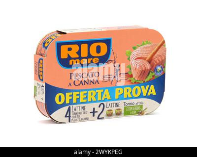 BUCAREST, ROUMANIE - 28 FÉVRIER 2020. Paquet de six boîtes Rio Mare de thon à l'huile d'olive Banque D'Images