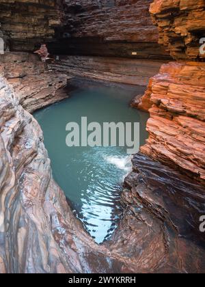 Kermits Pool dans le parc national de Karijini, Australie occidentale, image verticale Banque D'Images