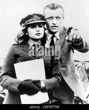 Susan Penhaligon, Rutger Hauer, sur le plateau du film hollandais, 'Soldier of Orange', titre original 'Soldaat van Oranje', Tuschinski film distribution, 1977, sorti aux États-Unis via l'International Picture Show Company, 1979 Banque D'Images