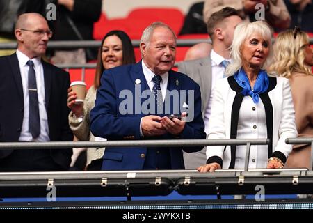 Ancien joueur et entraîneur Barry Fry (au centre) et épouse Kirstine Fry (à droite) lors de la finale du Bristol Street Motors Trophy au stade de Wembley, à Londres. Date de la photo : dimanche 7 avril 2024. Banque D'Images