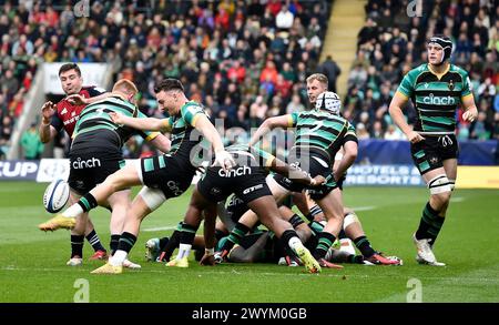 Northampton ANGLETERRE - avril 7-2024 : Tom James des Northampton Saints lance le ballon lors du match de la Coupe des Champions Investec entre les Northampton Saints et Munster Rugby au Cinch Stadium Franklin’s Gardens. Northampton Banque D'Images