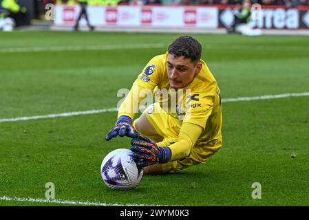 Sheffield, Royaume-Uni. 07 avril 2024. Djordje Petrovi ? Of Chelsea fait un saut lors du match de premier League Sheffield United vs Chelsea à Bramall Lane, Sheffield, Royaume-Uni, le 7 avril 2024 (photo par Craig Thomas/News images) à Sheffield, Royaume-Uni le 4/7/2024. (Photo de Craig Thomas/News images/SIPA USA) crédit : SIPA USA/Alamy Live News Banque D'Images