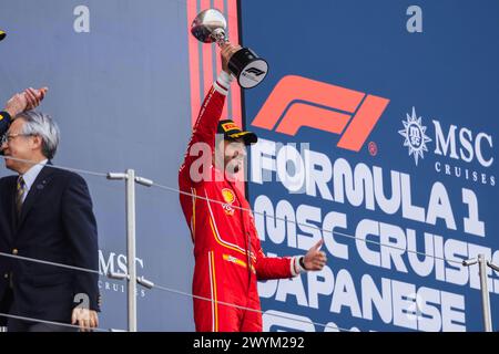 Circuit de Suzuka, Mie, Japon. 7.avril.2024 ; Carlos Sainz Jr d'Espagne et Scuderia Ferrari sur le podium lors du Grand Prix du Japon de formule 1 Banque D'Images