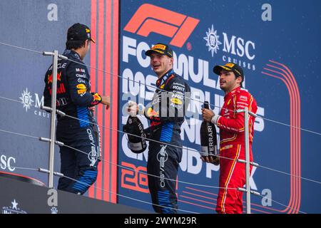 Circuit de Suzuka, Mie, Japon. 7 avril 2024 ; Max Verstappen, Sergio Perez et Carlos Sainz sur le podium lors du Grand Prix du Japon de formule 1 Banque D'Images