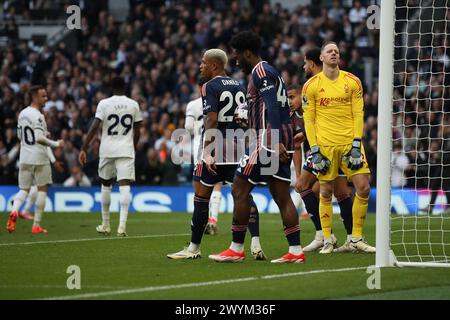 Londres, Royaume-Uni. 07 avril 2024. Matz sels, gardien de but de Nottingham Forest, est bouleversé alors que Murillo de Nottingham Forest marque son propre but pour le faire 0-1 lors du match de premier League entre Tottenham Hotspur et Nottingham Forest au Tottenham Hotspur Stadium, Londres, Angleterre, le 7 avril 2024. Photo de Ken Sparks. Utilisation éditoriale uniquement, licence requise pour une utilisation commerciale. Aucune utilisation dans les Paris, les jeux ou les publications d'un club/ligue/joueur. Crédit : UK Sports pics Ltd/Alamy Live News Banque D'Images