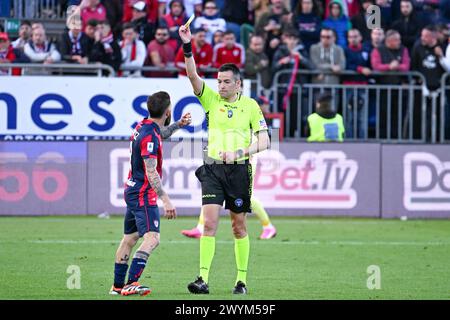 Cagliari, Italie. 07 avril 2024. L'arbitre Antonio Rapuano montre un carton jaune au milieu de terrain de Cagliari Nahitan Nández lors du match de Serie A entre Cagliari Calcio et Atalanta à l'Unipol Domus à Cagliari, Sardaigne - dimanche 7 avril 2024. Sport - Soccer (photo de Gianluca Zuddas/Lapresse) crédit : LaPresse/Alamy Live News Banque D'Images