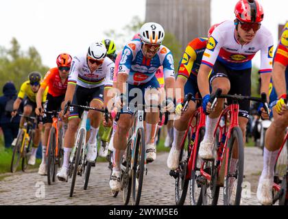 John DEGENKOLB, TEAM DSM - FIRMENICH, dans le groupe de tête devant le champion du monde Mathieu Van Der Poel, lors de la 121ème édition de Paris Roubaix, France, 7 avril 2024, Credit:Chris Wallis/Alamy Live News Banque D'Images