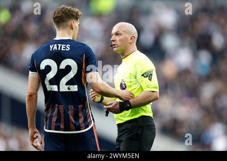 L'arbitre Simon Hooper (à droite) s'entretient avec Ryan Yates de Nottingham Forest lors du match de premier League au Tottenham Hotspur Stadium, à Londres. Date de la photo : dimanche 7 avril 2024. Banque D'Images