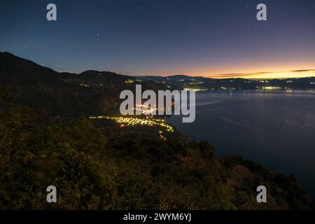 Grimper Maya Nose sur le lac Atitlan au Guatemala offre une vue incroyable sur le lac et les volcans environnants San Pedro et Atitlan Banque D'Images