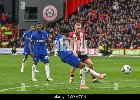 Sheffield, Royaume-Uni. 07 avril 2024. Noni Madueke de Chelsea tire au but lors du match de premier League Sheffield United vs Chelsea à Bramall Lane, Sheffield, Royaume-Uni, le 7 avril 2024 (photo par Craig Thomas/News images) à Sheffield, Royaume-Uni le 4/7/2024. (Photo de Craig Thomas/News images/SIPA USA) crédit : SIPA USA/Alamy Live News Banque D'Images