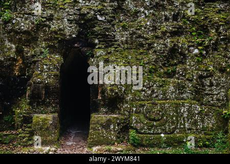 Un passage sombre sur la place des sept temples ; une partie du Mundo Perdido, ou section du monde perdu des anciennes ruines mayas de Tikal, Guatemala Banque D'Images