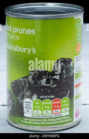 Irvine, Écosse, Royaume-Uni - 26 mars 2024 : boîte de pruneaux en tuyau de marque Sainsbury's dans une boîte de conserve recyclable et affichant des icônes graphiques Kcal et général Banque D'Images