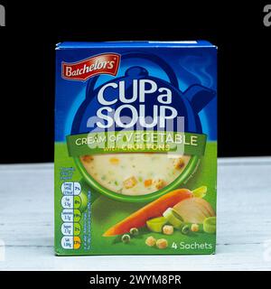 Irvine, Écosse, Royaume-Uni - 26 mars 2024 : soupe de tasse de marque Bachelor en crème de poulet dans une boîte en carton recyclable affichant des icônes graphiques Kcal a Banque D'Images