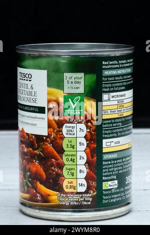 Irvine, Écosse, Royaume-Uni - 26 mars 2024 : lentille de marque Tesco et bolognaise de légumes dans une boîte de conserve qui est recyclable affichage graphique Kcal icônes gen Banque D'Images