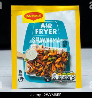 Irvine, Écosse, Royaume-Uni - 26 mars 2024 : assaisonnement de poulet Shawarma de marque Maggi affichant des graphiques et des icônes pertinents pour l'image et le produit. Banque D'Images