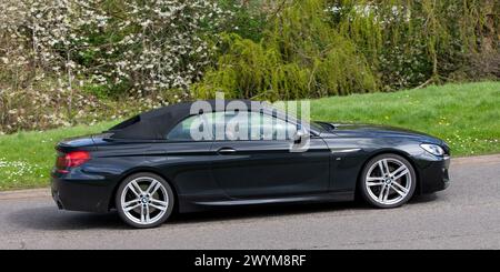 Milton Keynes, UK- 1er avril 2024 : 2015 voiture noire BMW 640 à moteur diesel conduisant sur une route britannique Banque D'Images