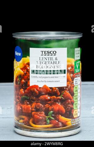 Irvine, Écosse, Royaume-Uni - 26 mars 2024 : lentille de marque Tesco et bolognaise végétale dans une boîte de conserve recyclable affichant des icônes graphiques et des gènes Banque D'Images