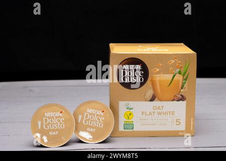 Irvine, Écosse, Royaume-Uni - 26 mars 2024 : boîte de Nescafe Dolce Gusto OAT capsules de café blanc plat boisson obtenue à partir de capsule dosée avec rôti, groun Banque D'Images