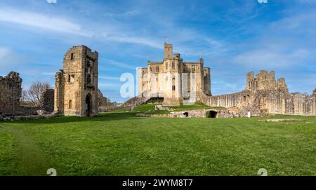 CHÂTEAU DE WARKWORTH, NORTHUMBERLAND, ROYAUME-UNI - 16 MARS 2024. Paysage panoramique de l'intérieur du château de Warkworth avec le donjon en forme de croix et les ruines wi Banque D'Images