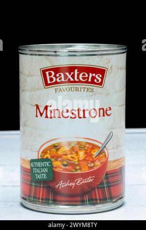 Irvine, Écosse, Royaume-Uni - 26 mars 2024 : boîte de soupe minestrone de marque Baxters dans une boîte de conserve affichant des icônes graphiques de marque et des informations générales R Banque D'Images