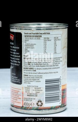 Irvine, Écosse, Royaume-Uni - 26 mars 2024 : boîte de marque Baxters de soupe minestrone dans une boîte de conserve affichant des icônes Kcal graphiques et des informations générales rele Banque D'Images