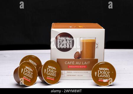 Irvine, Écosse, Royaume-Uni - 26 mars 2024 : boîte de capsules de café Nescafe Dolce Gusto Cafe au lait boisson obtenue à partir d'une capsule dosée avec torréfié, moulu Banque D'Images