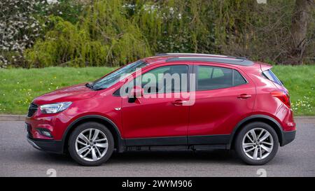 Milton Keynes, UK- 1er avril 2024 : 2017 rouge Vauxhall Mokka voiture diesel conduisant sur une route britannique Banque D'Images