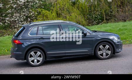 Milton Keynes, UK- 1er avril 2024 : 2020 Volkswagen Tiguan gris conduisant sur une route britannique Banque D'Images