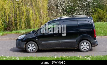 Milton Keynes, UK- 1er avril 2024 : 2013 moteur diesel noir Citroen Berlingo voiture conduite sur une route britannique Banque D'Images