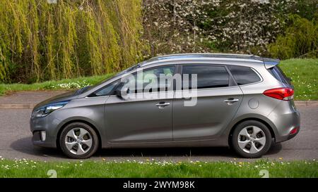 Milton Keynes, Royaume-Uni- 1er avril 2024 : 2016 argent Kia Carens break voiture conduisant sur une route britannique Banque D'Images