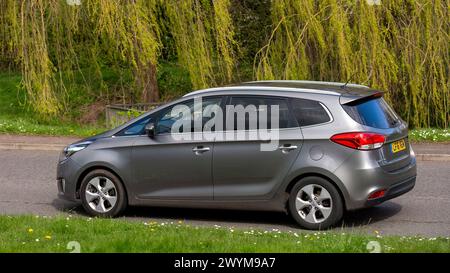 Milton Keynes, Royaume-Uni- 1er avril 2024 : 2016 argent Kia Carens break voiture conduisant sur une route britannique Banque D'Images