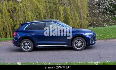 Milton Keynes, UK- 1er avril 2024 : 2023 Audi Q5 bleu conduisant sur une route britannique Banque D'Images