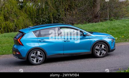 Milton Keynes, Royaume-Uni- 1er avril 2024 : 2023 voiture hybride électrique Hyundai Bayon turquoise conduisant sur une route britannique Banque D'Images