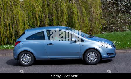 Milton Keynes, UK- 1er avril 2024 : 2008 voiture bleue Vauxhall Corsa conduisant sur une route britannique Banque D'Images