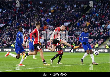 Oli McBurnie (au centre) de Sheffield United marque le deuxième but de son équipe lors du premier League match à Bramall Lane, Sheffield. Date de la photo : dimanche 7 avril 2024. Banque D'Images