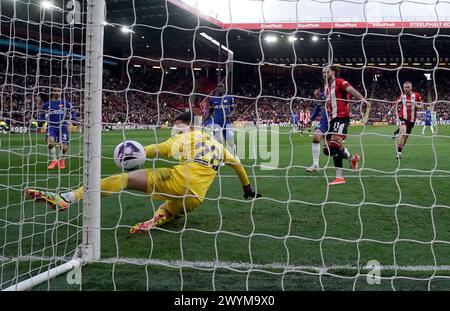 Le gardien de Chelsea Djordje Petrovic est battu alors que Jayden Bogle de Sheffield United (non représenté) marque son premier but du match lors du match de premier League à Bramall Lane, Sheffield. Date de la photo : dimanche 7 avril 2024. Banque D'Images