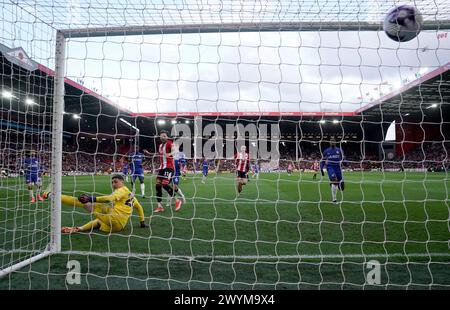 Le gardien de Chelsea Djordje Petrovic est battu alors que Jayden Bogle de Sheffield United (non représenté) marque son premier but du match lors du match de premier League à Bramall Lane, Sheffield. Date de la photo : dimanche 7 avril 2024. Banque D'Images