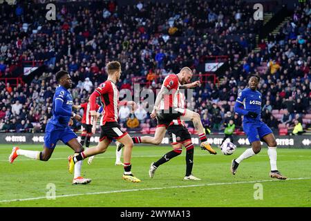 Oli McBurnie (au centre) de Sheffield United marque le deuxième but de son équipe lors du premier League match à Bramall Lane, Sheffield. Date de la photo : dimanche 7 avril 2024. Banque D'Images