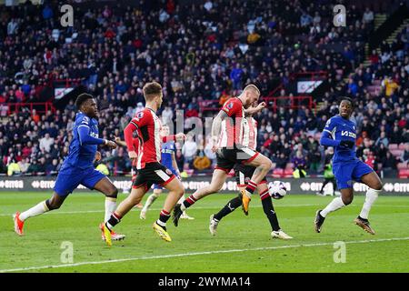 Oli McBurnie (au centre) de Sheffield United marque le deuxième but de son équipe lors du premier League match à Bramall Lane, Sheffield. Date de la photo : dimanche 7 avril 2024. Banque D'Images