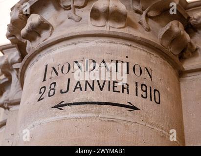 Inscription sur une colonne signifiant 'inondation, 28 janvier 1910' marquant le niveau des inondations de la Seine en 1910, à la Conciergerie, centre-ville de Paris, Fran Banque D'Images