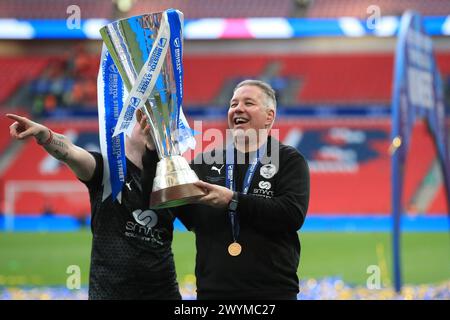 Londres, Royaume-Uni. 07 avril 2024. Le manager de Peterborough United, Darren Ferguson, célèbre avec le trophée lors de la finale du Trophée EFL entre Peterborough United et Wycombe Wanderers au stade de Wembley, Londres, Angleterre, le 7 avril 2024. Photo de Carlton Myrie. Utilisation éditoriale uniquement, licence requise pour une utilisation commerciale. Aucune utilisation dans les Paris, les jeux ou les publications d'un club/ligue/joueur. Crédit : UK Sports pics Ltd/Alamy Live News Banque D'Images