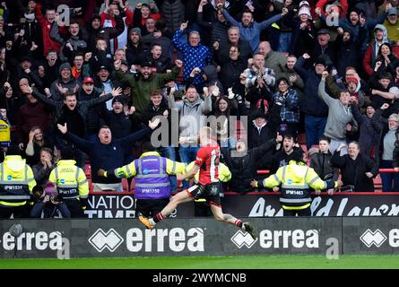 Oli McBurnie de Sheffield United célèbre avoir marqué son deuxième but du match lors du premier League match à Bramall Lane, Sheffield. Date de la photo : dimanche 7 avril 2024. Banque D'Images