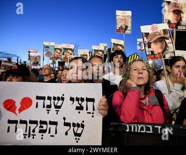 Jérusalem, Israël. 07 avril 2024. Des familles d’otages et des sympathisants israéliens tiennent des photos d’êtres chers détenus par le Hamas à Gaza lors d’un rassemblement devant la Knesset à Jérusalem, exigeant un accord de libération immédiate des otages et la destitution du premier ministre Benjamin Netanyahu le dimanche 7 avril 2024. Photo de Debbie Hill/ crédit : UPI/Alamy Live News Banque D'Images