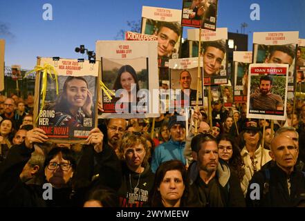 Jérusalem, Israël. 07 avril 2024. Des familles d’otages et des sympathisants israéliens tiennent des photos d’êtres chers détenus par le Hamas à Gaza lors d’un rassemblement devant la Knesset à Jérusalem, exigeant un accord de libération immédiate des otages et la destitution du premier ministre Benjamin Netanyahu le dimanche 7 avril 2024. Photo de Debbie Hill/ crédit : UPI/Alamy Live News Banque D'Images