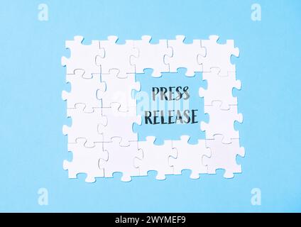 Un puzzle avec le mot communiqué de presse écrit au milieu Banque D'Images